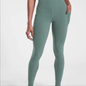 Athleta salutation stash pocket II tight